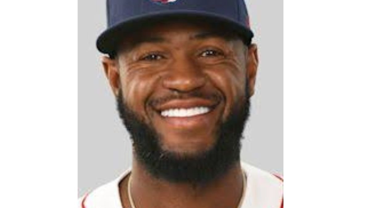 Both players share the surname De La Cruz, hail from the Dominican Republic, and entered MLB around the same time.
